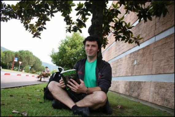 "Barruko umeak idazten du, eta akademiko serioak zuzendu" "Barruko umeak idazten du, eta akademiko serioak zuzendu"