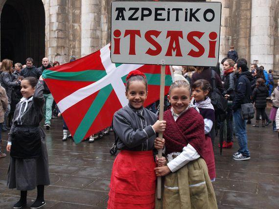 Itsasiko gaztetxoen dantza erakustaldia Itsasiko gaztetxoen dantza erakustaldia