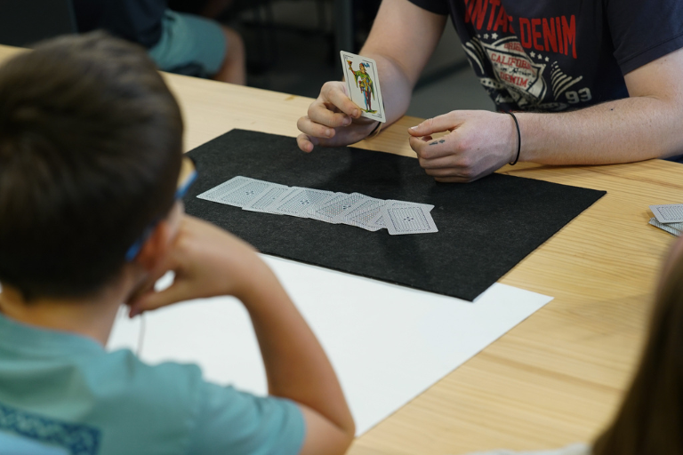 Benetako magoen pare, ikuskizun batekin amaitu zituzten sorginorratzek magia saioak.