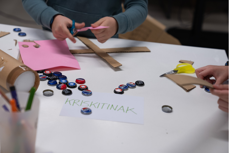 Benetako musikarien pare aritu dira Sorginorratzak ekimeneko gaztetxoak soinuaren eremuko tailerretan