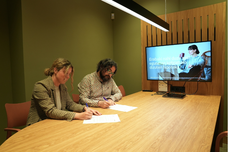 Elkarlanerako hitzarmena sinatu dute Kulturaz Kultur Kooperatibak eta Laboral Kutxak
