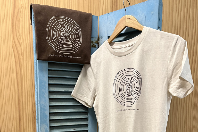 Eskuragarri dituzue 15.urteurreneko kamisetak!