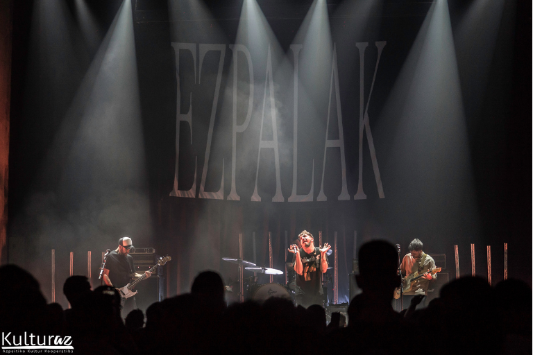 Ezpalak, Marte Lasarte eta Sara Zozaya aurtengo Aitzealdenk! festibalean.