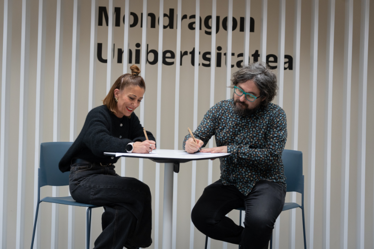 Kulturaz Kooperatibak eta Mondragon Unibertsitateko Humanitate eta Hezkuntza Zientzien Fakultateak elkarlanerako hitzarmena sinatu dute.