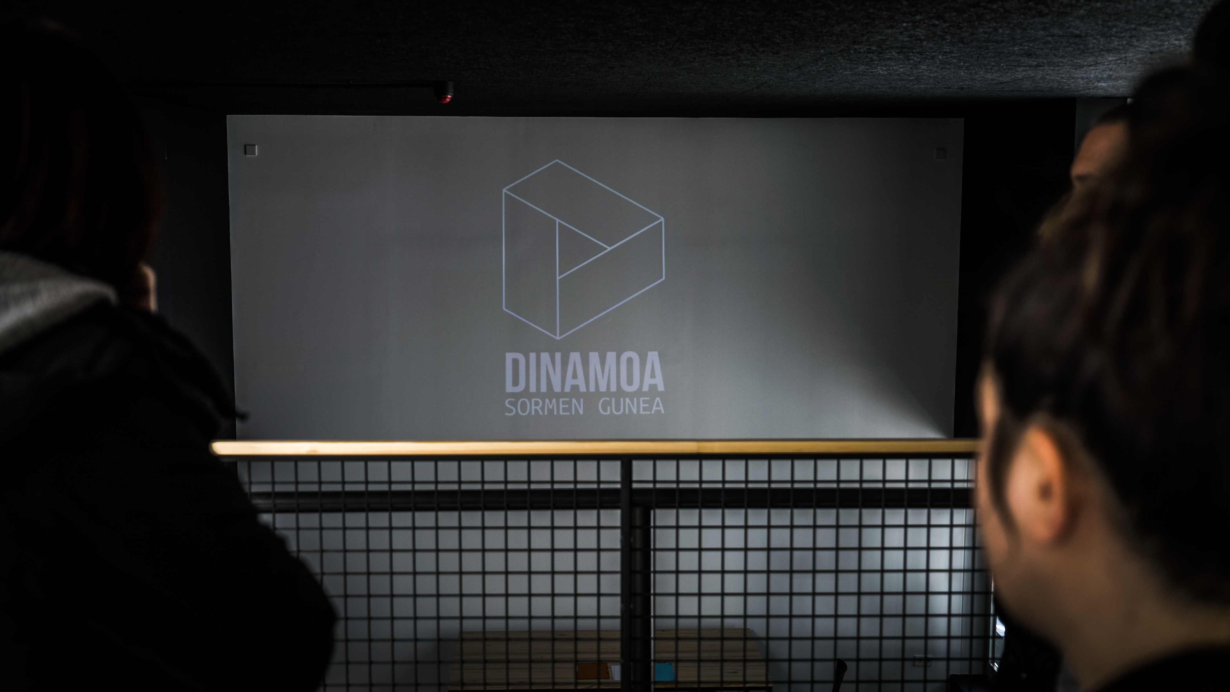 Lehen pausoak Dinamoa Sormen Gunean barrena