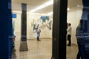 Plastikozko hondakinez josia dator 'Textile' Viviane Straub artistaren erakusketa