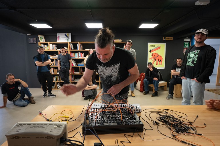 Mikrouhinak Sintetizadore modular kolektiboa.jpg